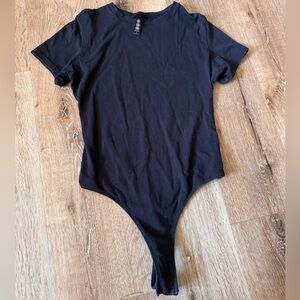 Skims Black Short Sleeve Bodysuit Size‎ L